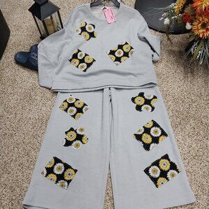 3698 Size XL Double Take NWT 2 piece Upcycled Quilted Look Grey with Black Daisy